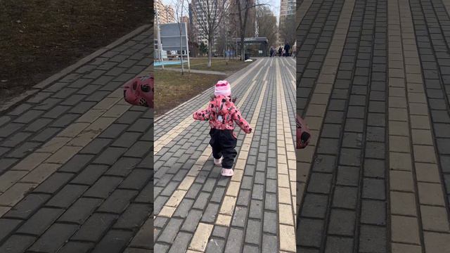 Первая прогулка сестренки Ярослава без коляски! смотреть онлайн