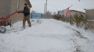 Уборка снега мотоблоком с отвалом//