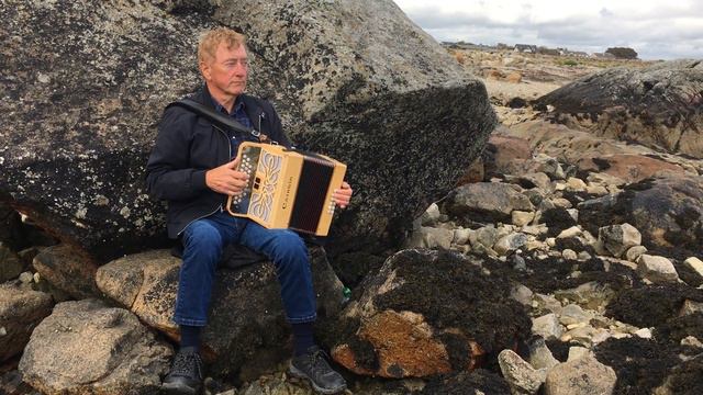 Out on the Ocean - Irish traditional jig on button accordion смотреть онлайн