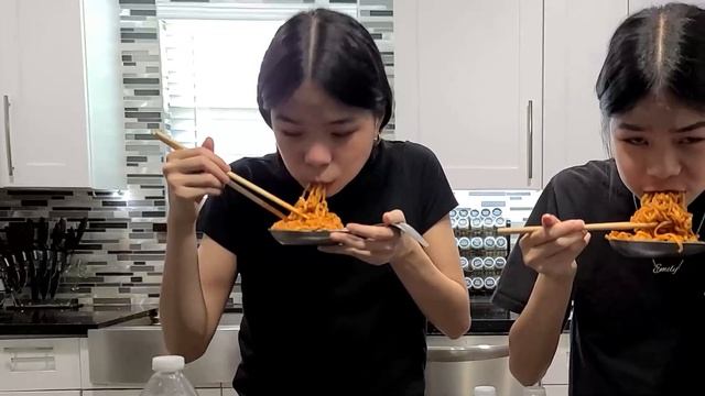 Water Bottle Flip Challenge | Flip and Eat смотреть онлайн