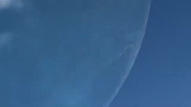 Как бы выглядела Луна если бы она была на расстоянии 400км от земли? смотреть онлайн