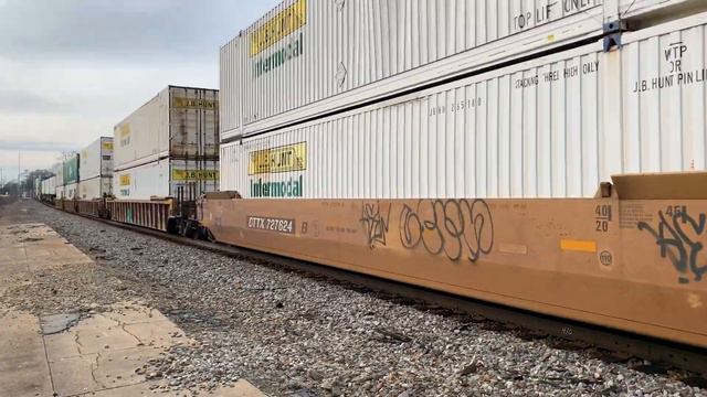 Close-up of NS 212 Intermodal by CP Magnolia w/ a horn show смотреть онлайн