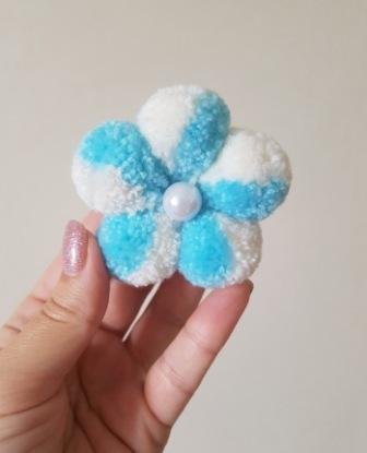 Очень простой цветок из помпонов || Цветок из ниток на вилке || Цветы своими руками смотреть онлайн