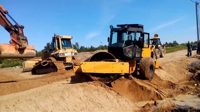 Грунтовый каток 14 тонн завалили на бок смотреть онлайн