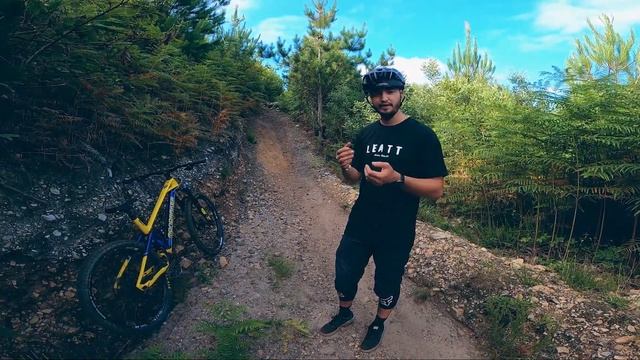 ?? Cómo EMPALMAR SALTOS para BAJAR MÁS RÁPIDO y con FLOW - Técnica MTB ¿Cómo saltar en bicicleta? смотреть онлайн