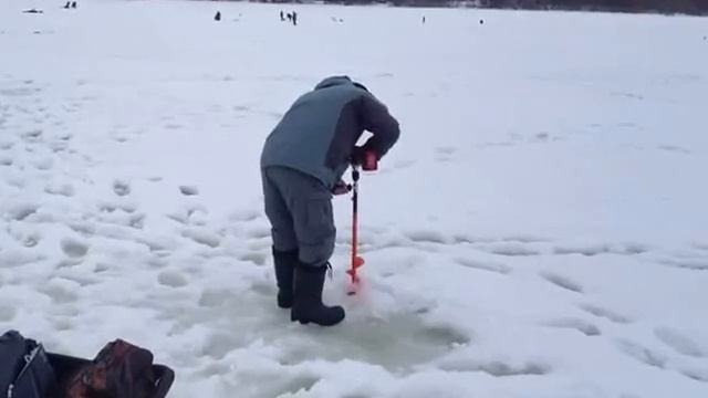 Бурим лед с Шуруповертом смотреть онлайн