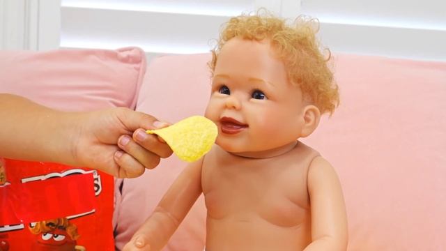 Артем заботится о Мие и Наоми || Сборник лучших историй для детей