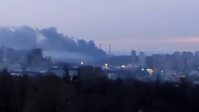 ?Кадры пылающей ТЭЦ в Киеве. Взрывы в городе продолжаются. Вероятнее всего, это ТЭЦ №5. 09.03.2023г смотреть онлайн
