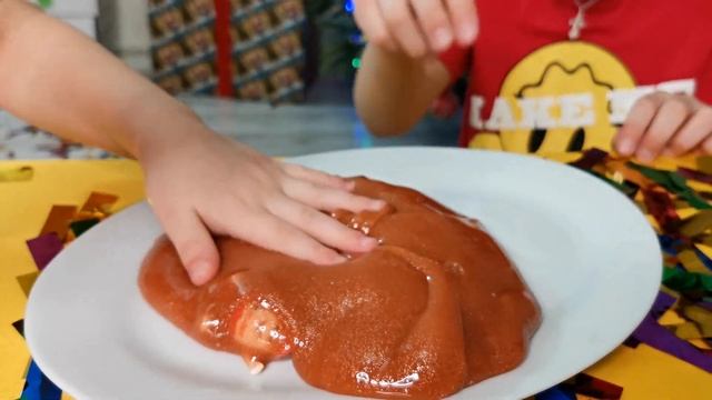 Новогодний челлендж. Настя и Влад открывают коробки и выполняют задания. Настя учит считать до 10 смотреть онлайн