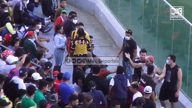 😤Pareja (hinchas del Tigre) fue agredida en el estadio Felix Capriles | Palma Flor vs The Strongest смотреть онлайн