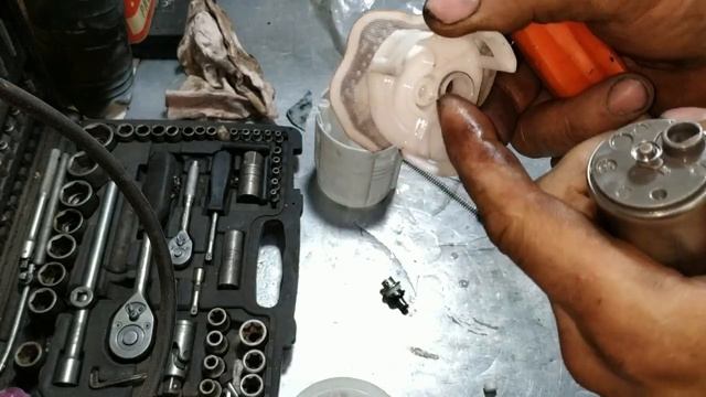 Замена топливного фильтра (бензонасоса) HONDA CR-V 2015 (USA) смотреть онлайн