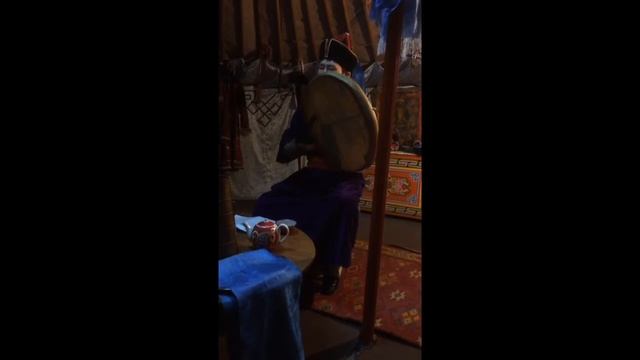 Шаман играет на бубне смотреть онлайн