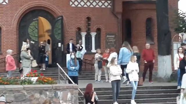 Минск:Красный Костёл Люди собираются смотреть онлайн