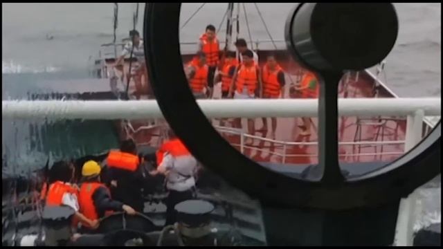 48 Vietnamese rescued off south China coast смотреть онлайн