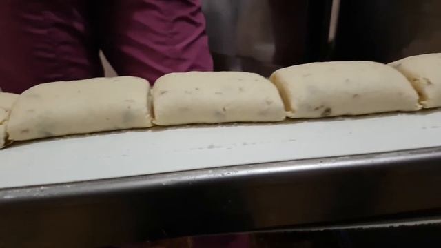 Экструзионно-отсадочная машина. Песочное тесто с изюмом и начинкой. смотреть онлайн