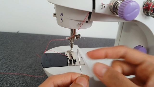 Tutorial : How to Operate a Mini Sewing Machine / For beginners смотреть онлайн