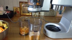 Насадка шнековая соковыжималка KENWOOD KAX720PL в работе.