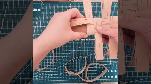 Супер простая и супер прочная корзинка-ягодница из бересты? смотреть онлайн