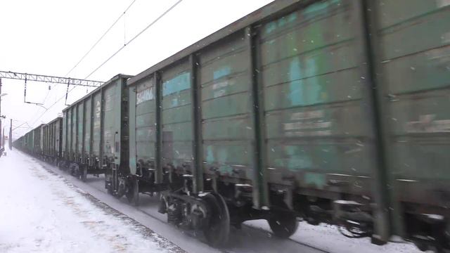 Электровоз ВЛ80С-1560 с грузовым поездом смотреть онлайн