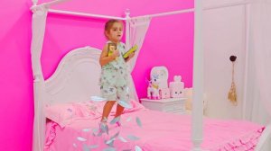 Настя Артем Мия и странный гость под кроватью | Лучшая видеоподборка для детей