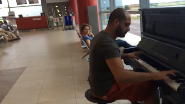 Парень просто сел за пианино в аэропорту Праги и начал играть смотреть онлайн