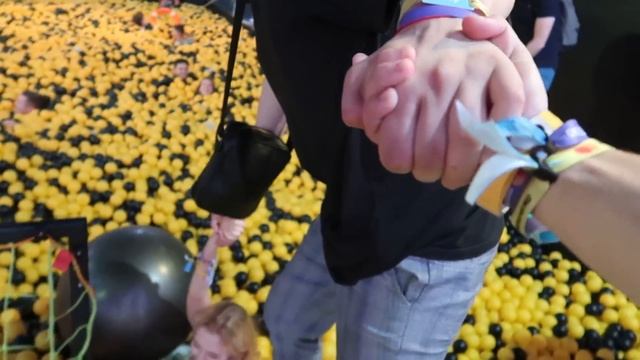 Поздравляем Асюню с Днём Рождения ? Что подарим? День на Atlas Weekend смотреть онлайн