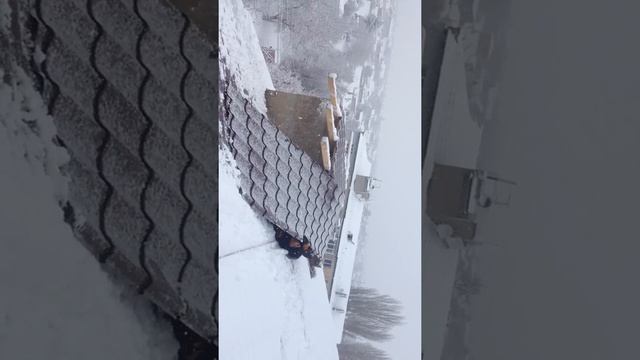 Транспортировка металлочерепицы. Зима пришла пора делать крыши смотреть онлайн