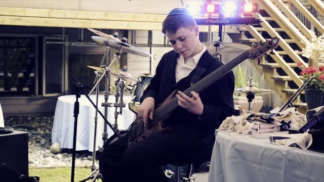 Bach Prelude (Cello Suite #1) / Shalom Aleichem - Bass Guitar - Ben Renert (at 13) смотреть онлайн