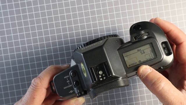 Loading film into a Canon EOS 630/600 analog 35mm camera смотреть онлайн