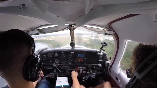 Learning To Land A Plane Is NOT Easy| PA28 смотреть онлайн
