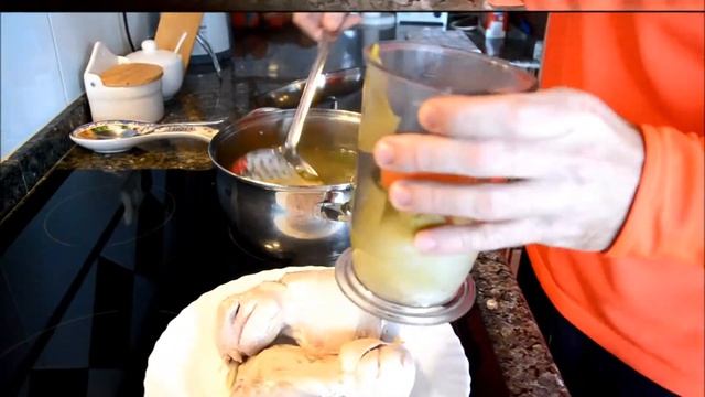 Куриный суп с вермишелью. Испанская кухня.