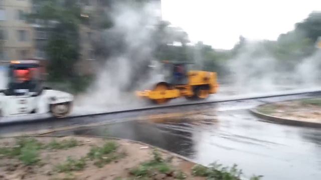 Уральск. Укладка асфальта во время ливня. смотреть онлайн