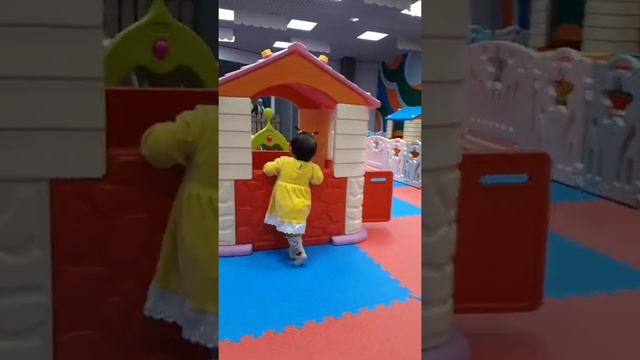 Самое первое видео канала Princess YASMIN | Первый раз на детской площадке Развлечения для детей смотреть онлайн