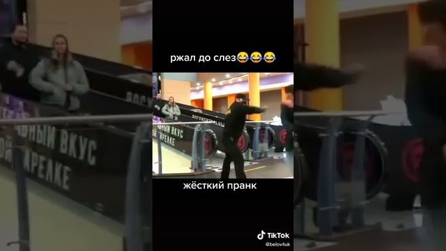 Охранник в Торговом центре пранкает посетителей! До слез! смотреть онлайн