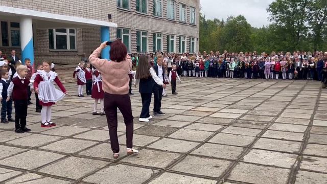 Первоклашки пгт Восточный Кировской области станцевали свой первый танец на линейке. смотреть онлайн