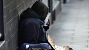 Девушка пригласила «БОМЖА» за свой столик, а спустя час он вручил ей ЗАПИСКУ, которая ее ПОРАЗИЛА..