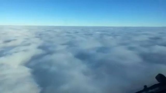 Снижение самолёта в тучи, вид над тучами смотреть онлайн