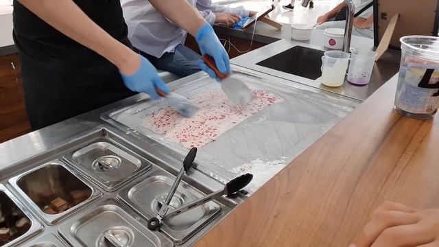 КАК ЭТО ЖАРЕНОЕ Мороженое? Тайское мороженое /ICE ROLL смотреть онлайн