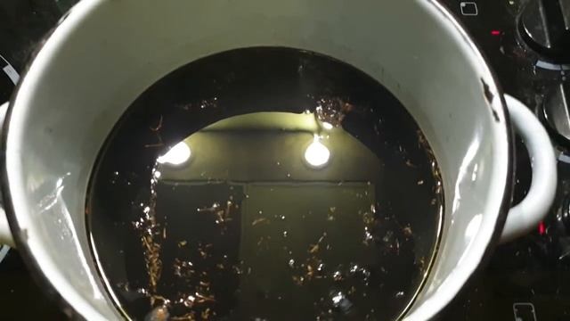 Топлю черный воск с травушками :) Простите за грязную плиту,она сегодня поработала на славу? смотреть онлайн