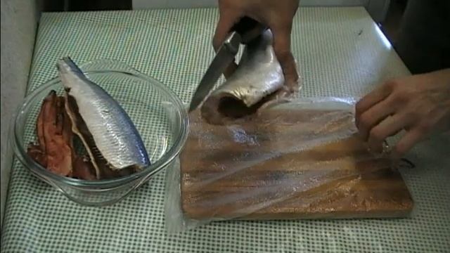 КАК ПОЖАРИТЬ СЕЛЬДЬ НА СКОВОРОДЕ БЕЗ ЗАПАХА. СЕЛЕДКА ЖАРЕНАЯ. смотреть онлайн