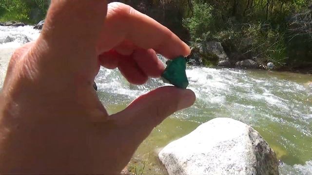 Приятно смотреть на зелёный камень изумруд смотреть онлайн