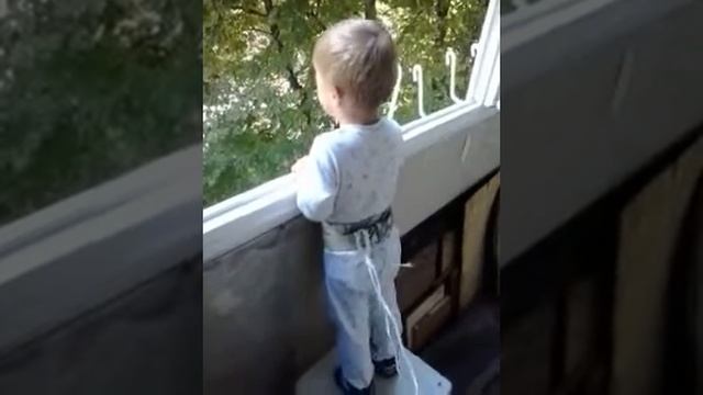 как выгуливать ребёнка на балконе смотреть онлайн