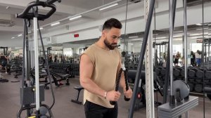 Разгибание рук в кроссовере с канатом