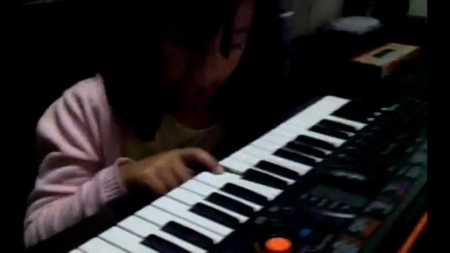 Una clienta probando su organeta Casio SA 76 смотреть онлайн