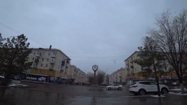Город Балхаш (Балқаш) | бульварная улица Уалиханова подходит к памятнику Агыбай-батыра - весна 2021 смотреть онлайн