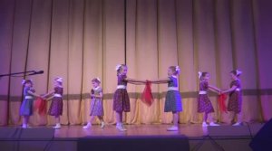 Танец девоччек на 9 мая в детском саду. Ленинградки