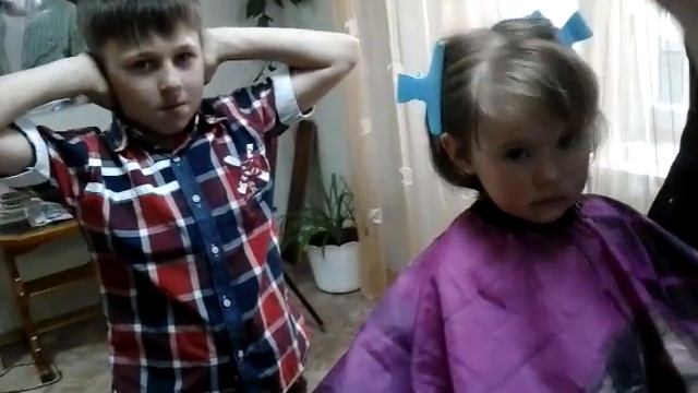 Майя первый раз у парикмахера.17.04.2015 смотреть онлайн