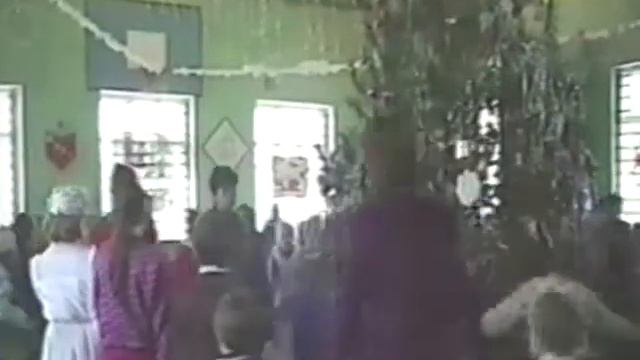 Видео 90-х (1998 год). Школьный утренник. Хоровод вокруг ёлки под гармонь. Уникальные кадры смотреть онлайн
