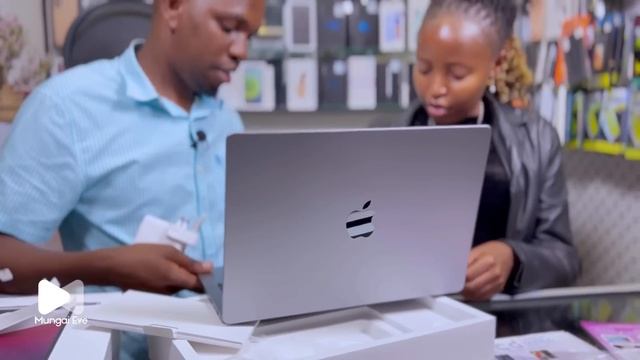 Unboxing Mungai Eve 250K Worth M1 MacBook Pro Chip! смотреть онлайн