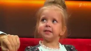 Галкин беседует с 2 х летней девочкой.